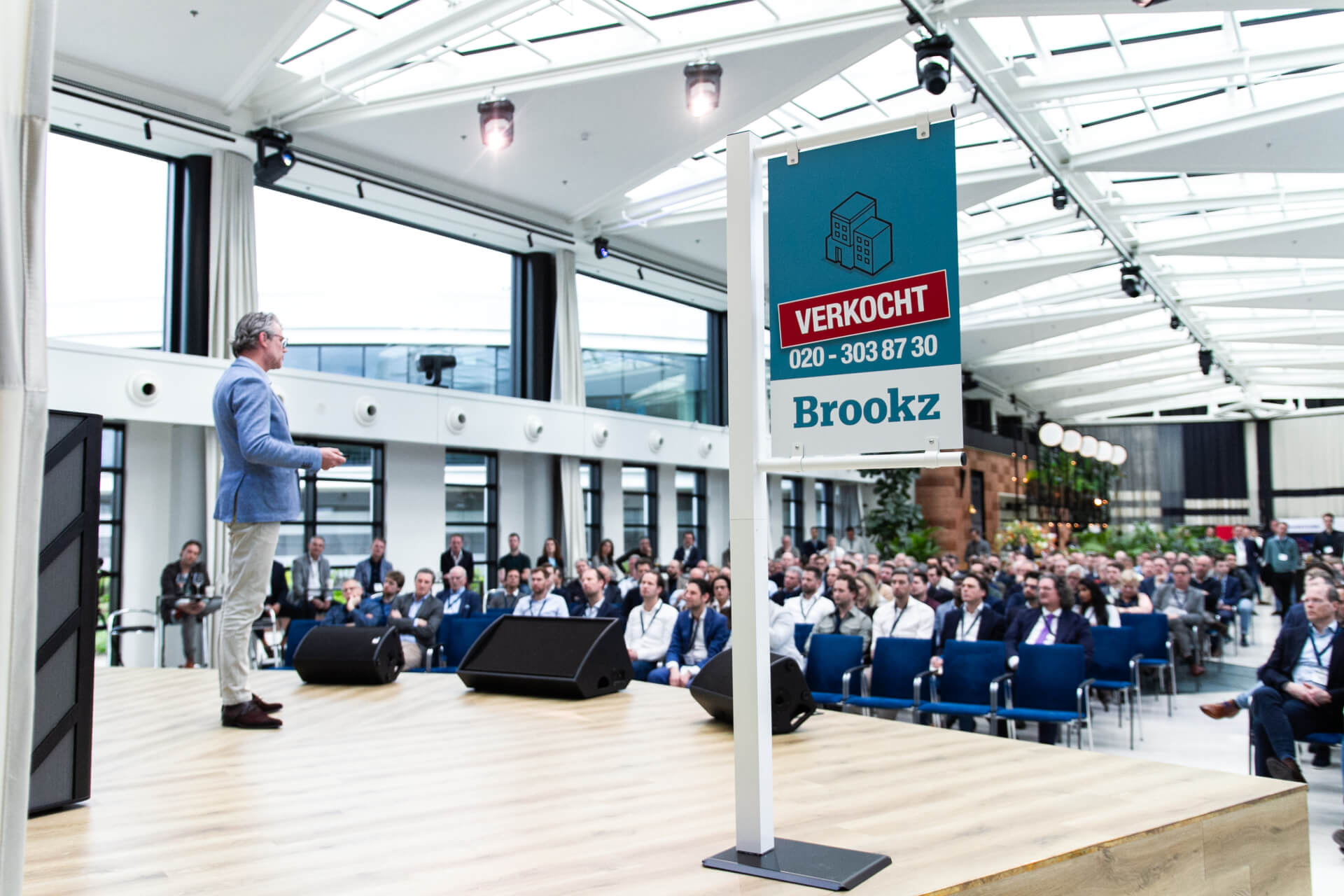 Spreker op het podium tijdens de Nationale Overname Dag